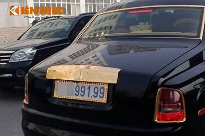 Đặc biệt ở một số chi tiết của chiếc xe như tay nắm khoang hành lý còn được "chạm trổ" họa tiết hình rồng cầu kỳ.