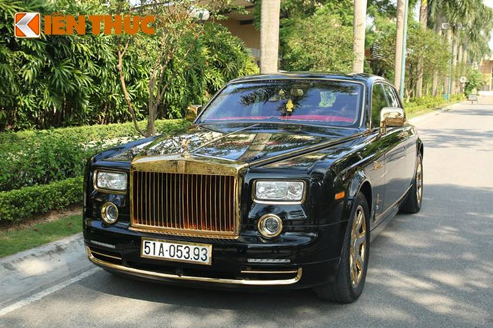 Lấy cảm hứng từ phiên bản Phantom Rồng được Rolls-Royce tung ra vào năm Nhâm Thìn 2012, một đại gia phía Nam đã đặt hãng chuyên mạ vàng Karalux để tạo ra một chiếc xe cho riêng mình.
