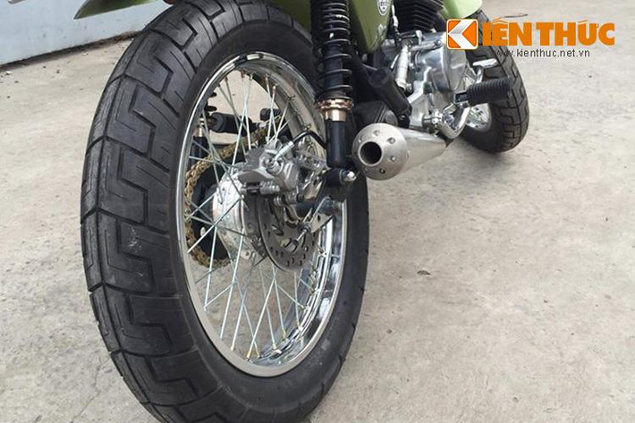 Do Honda LA250 nguyên bản chỉ có phanh tang trống phía sau nên bánh sau trên bản độ tracker này đã được nâng cấp lên phanh đĩa với heo Nissin chế pát nhôm CNC, đi kèm với đĩa Wave RSX 110.