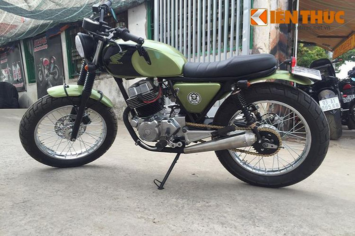 Bên cạnh bình xăng, nắp che hai bên thân xe cùng các dè bánh cũng đã được hoàn thiện thủ công. Các chi tiết máy được mạ chrome sáng bóng.