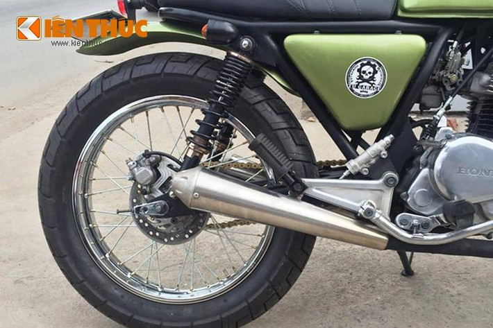 Khối động cơ 2 xi-lanh SOHC dẫn khí thải thông qua 2 ống xả chế tạo thủ công hình "quả chùy", thường được xưởng độ này lựa chọn trên các mẫu xe độ của họ.