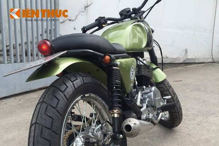 Vốn có mâm đúc ở dạng nguyên bản nhưng trên phiên bản độ này, chiếc LA250 đã được thay bánh căm để đem tới vẻ cổ điển.