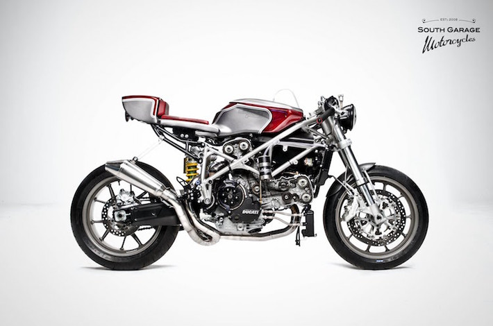 Một trong những chi tiết ấn tượng nhất của bản độ Ducati cafe racer này đó là nước sơn đầy nghệ thuật của xe, kết hợp giữa màu đỏ Purple Candy, xám Triumph và bạc.