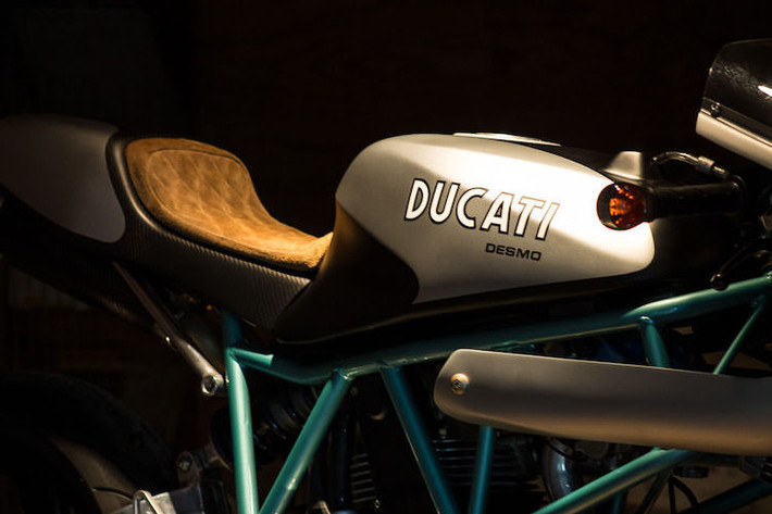Phần đuôi của chiếc xe có khung phụ chế từ khung của Ducati 916, phía trên là đệm lót bọc da lộn cực mỏng.