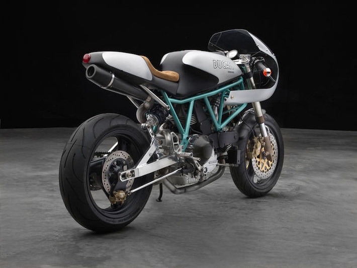 Không chỉ đẹp mắt, động cơ của Ducati 900SS này cũng đã dược cải tiến nhẹ với đầu xi-lanh được phục chế và kèm theo cặp chế hòa khí Keihin họng 41 mm.