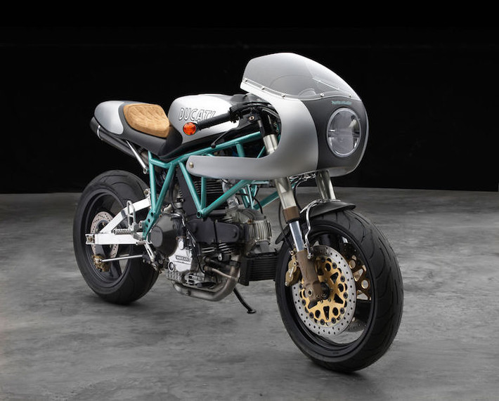 Tác phẩm độ Sportbike Ducati 900SS hoài cổ này được tạo ra bởi Bruce McQuinston - một nhà điêu khắc kiêm kỹ sư thiết kế xe đua cùng những cộng sự của anh.