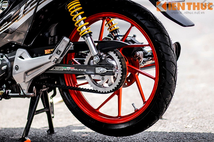 Tổng thể phần chân sau rất cứng cáp và đẳng cấp. Honda Future hoàn toàn lột xác qua bàn tay các thợ độ Việt Nam.