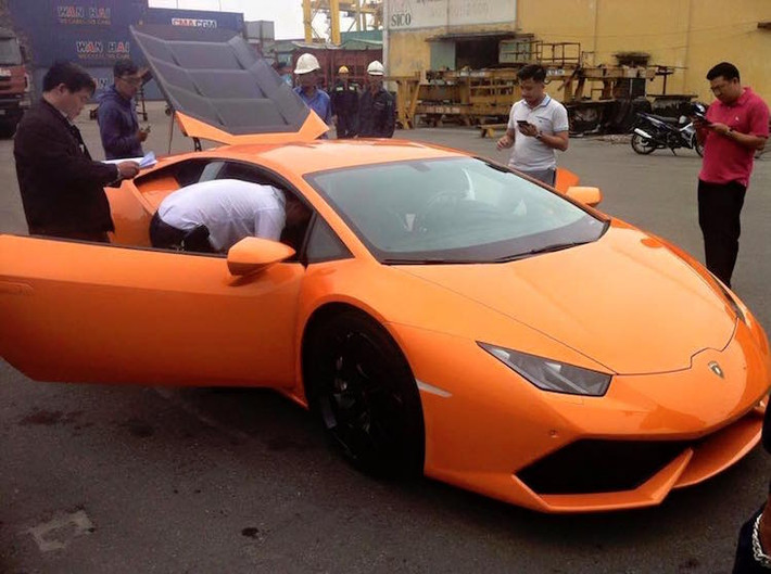 Trong 2 ngày 15 và 16 tháng 1, đã có lần lượt 3 chiếc siêu xe Lamborghini Huracan được đưa về Việt Nam. Điều đặc biệt hơn, lần này 3 chiếc xe đã được chia đều ra cả 3 miền Bắc - Trung - Nam của đất nước.