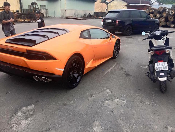 Trong đó, chiếc Huracan mới nhất có màu cam và vừa được nhập về Đà Nẵng trong ngày 16/1 vừa qua.
