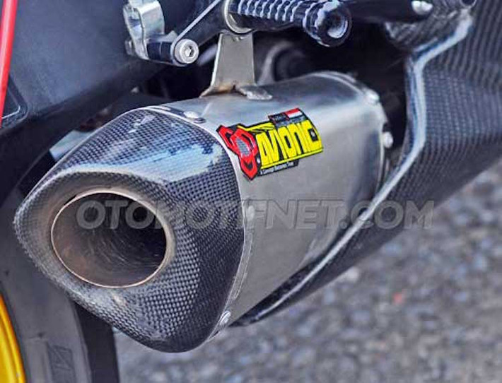 Khối động cơ 250 cc 2 xi-lanh nguyên bản của R25 được giữ nguyên, nhưng có lon pô phía sau thay bằng lon Avionic.
