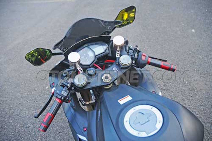 Tay lái gốc của Yamaha R25 vốn khá cáo so với sportbike nên chủ xe đã thay bằng cặp tay lái clip-on. Để phù hợp với bánh trước lớn hơn, cặp phuộc USD từ Suzuki GSX-R600 đã được sử dụng.