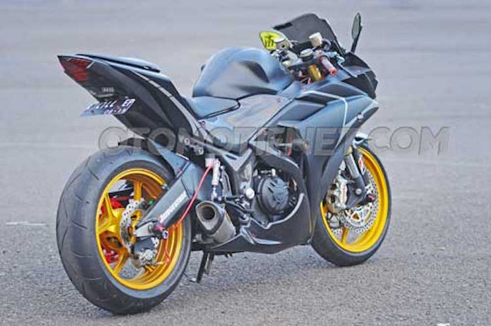 Để vừa với cặp vành lớn, lốp Bridgestone Battlax S20 kích thước trước/sau 120/60-17 & 190/55-17 đã được lựa chọn, khiến chiếc sportbike "phân khối nhỏ" Yamaha R25 trở nên nổi bật và dữ dằn hơn.