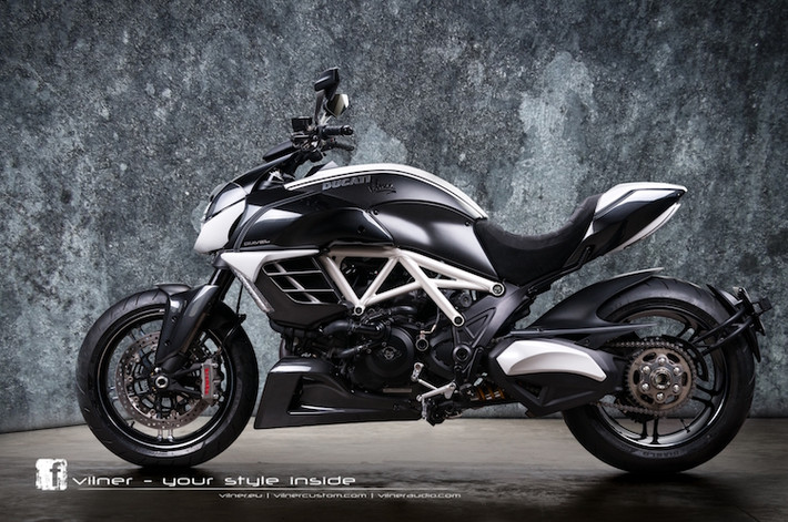 Ducati Diavel AMG là một phiên bản đặc biệt của dòng Diavel, được thiết kế với sự hợp tác của chi nhánh xe hiệu suất cao AMG của Mercedes. Chiếc Diavel AMG được hãng độ Vilner ở Bulgari độ lại có số thứ tự 350.