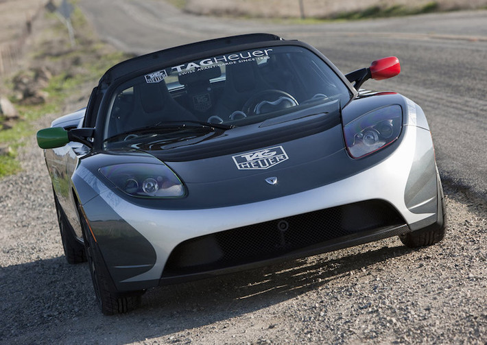 Do chỉ có 2 chỗ ngồi và khoang hành lý hẹp nên chiếc Roadster được Leonardo sử dụng như là một phương tiện đi lại gần nhà hoặc di chuyển trên các con đường ngắn.