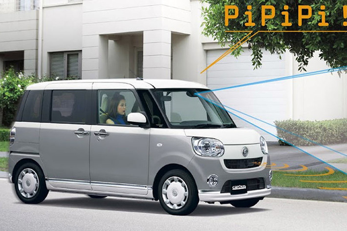 Phần đầu xe nổi bật với cặp đèn pha lớn dạng xenon, tích hợp bên cạnh là cặp đèn xi-nhan nối liền trên nắp ca-pô của xe. Ở phía dưới là cặp đèn sương mù nhỏ dạng hình tròn, cùng với đó là lưới tản nhiệt chai làm hai phần đối xứng với nhau.