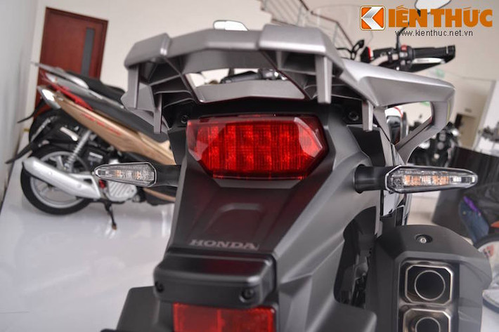 Phần đuôi xe có thiết kế đơn giản với đèn hậu bao quanh bởi chắn bùn nhựa, phía hai bên là 2 đèn xi-nhan LED. Dành cho những chuyến đi dài, Africa Twin có sẵn giá để hàng cỡ lớn sau yên.