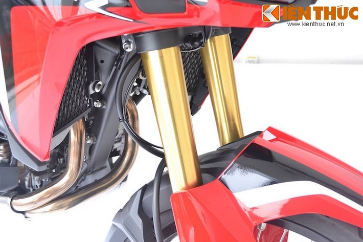 Để vượt qua các địa hình khó khăn, Africa Twin có khoảng sáng gầm lớn nhờ cặp phuộc USD với khoảng hành trình lên tới 23,11 cm.