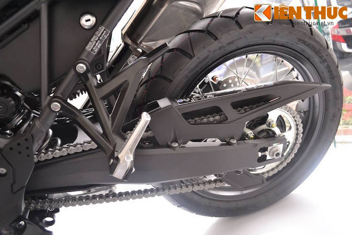 Động cơ truyền sức mạnh tới bánh sau qua hệ thống xích. Bánh sau cũng có dạng vành nan nhưng chỉ có đường kính 18 inch - vẫn rất lớn so với những mẫu môtô bình thường và sử dụng lốp 150/70/18.