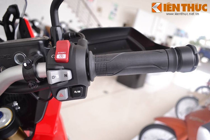 Trong đó, chế độ Sport còn có thêm 3 cài đặt nhỏ là S1, S2 và S3, đem tới cho người lái khả năng lựa chọn phù hợp với điều kiện sử dụng. Giống các dòng môtô PKL khác, công tắc điều khiển các hệ thống điện tử nằm ở hai bên cùm tay lái.