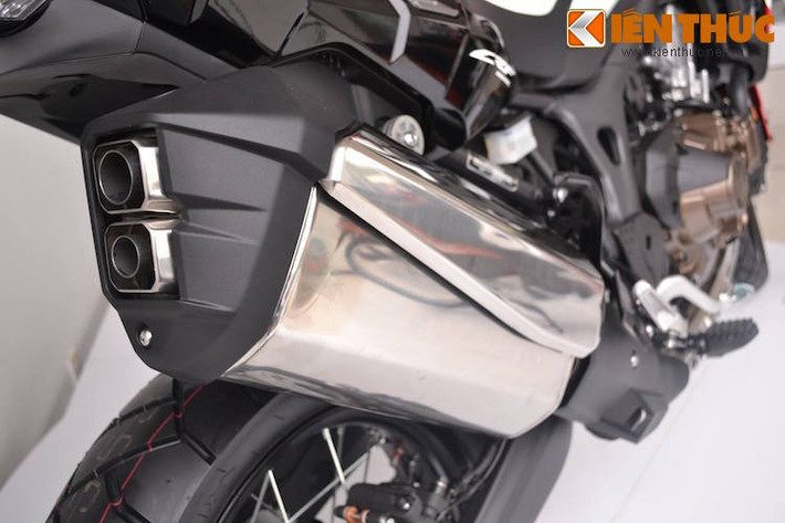 Ống xả của chiếc môtô đường trường Honda có vỏ bằng kim loại bóng và thiết kế vuông vức.