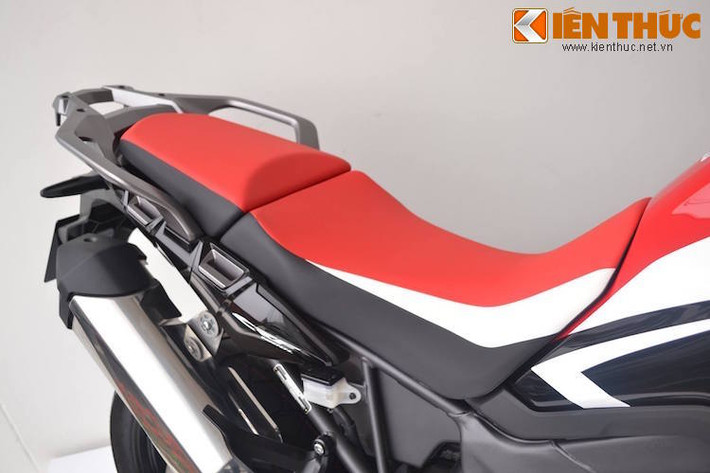 Yên của Africa Twin có thiết kế khá giống những chiếc xe "cào cào" địa hình, đem tới sự thoải mái khi chinh phục địa hình.