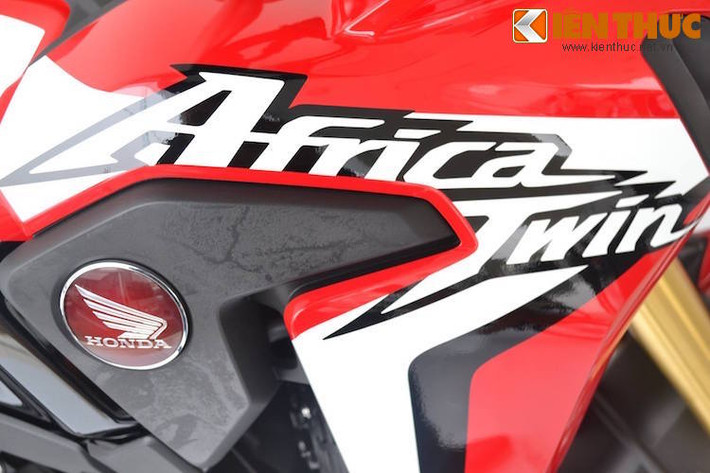 Tem xe có thiết kế khá ấn tượng với dòng chữ Africa Twin. Logo nổi 2 bên thân xe có nền màu đỏ thay vì màu đen như những chiếc Honda khác,