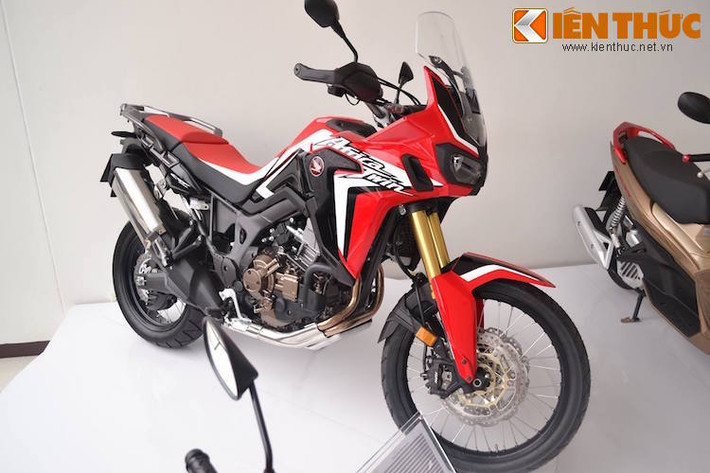 So với các đối thủ cùng phân khúc, Honda Africa Twin có kích thước nhỏ gọn hơn nhiều do sở hữu kiểu dáng "lai" giữa dòng "cào cào" chuyên nghiệp (dirtbike) và xe địa hình đa năng (adventure bike).