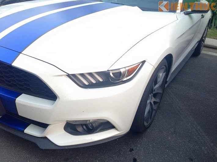 Mustang 2015 trang bị động cơ 2.3L sản sinh công suất tối đa 310 mã lực tại 5.500 vòng/phút và mô-men xoắn cực đại 434 Nm tại 3.000 vòng/phút cùng hộp số 6 cấp.