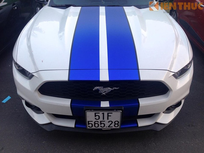 Ford Mustang thế hệ mới vẫn giữ ngôn ngữ thiết kế cũ, nhưng những đường nét góc cạnh và thể thao hơn nhằm tăng thêm vẻ hầm hố cho xe.