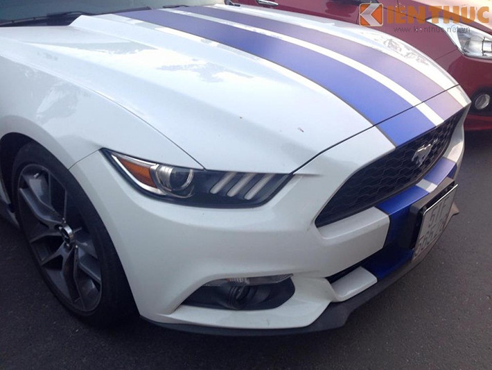 Chiếc Ford Mustang tại Đà Nẵng trang bị hệ thống chiếu sáng dạng Projector cùng đèn định vị dạng led hiện đại.