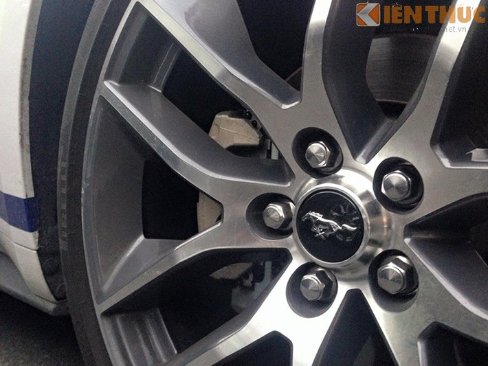 Với trái tim 2.3Lm Mustang có thể tăng tốc từ 0-100km trong khoảng 5.5 giây.