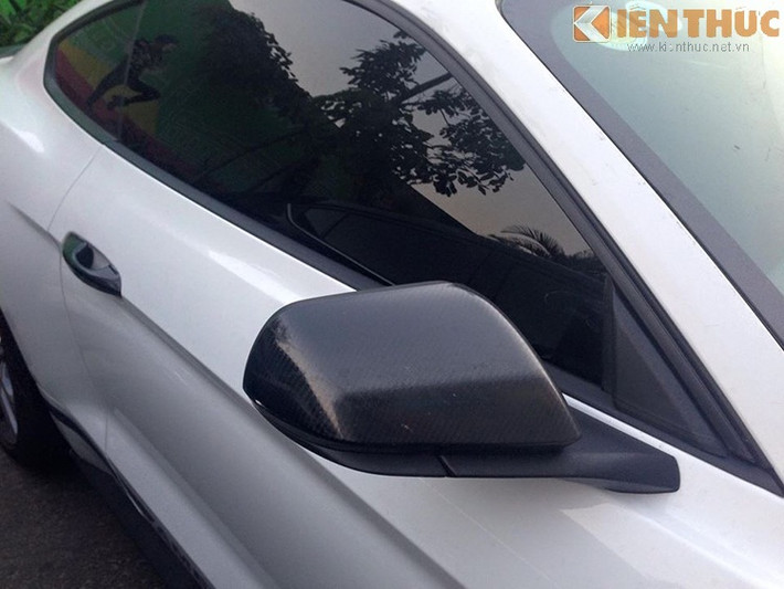 Hiện tại, tại dải đất hình chữ S có khá nhiều chiếc xe cơ bắp, và chiếc Mustang 2015 này tình cờ được bắt gặp trên đường phố Đà Nẵng.