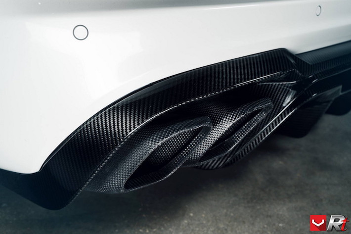 Đặc biệt, chiếc E63 AMG Estate còn sở hữu chụp ống xả làm bằng công nghệ CMC (Ceramic Matrix Composite) đặc biệt, có thể chịu được nhiệt độ cao.