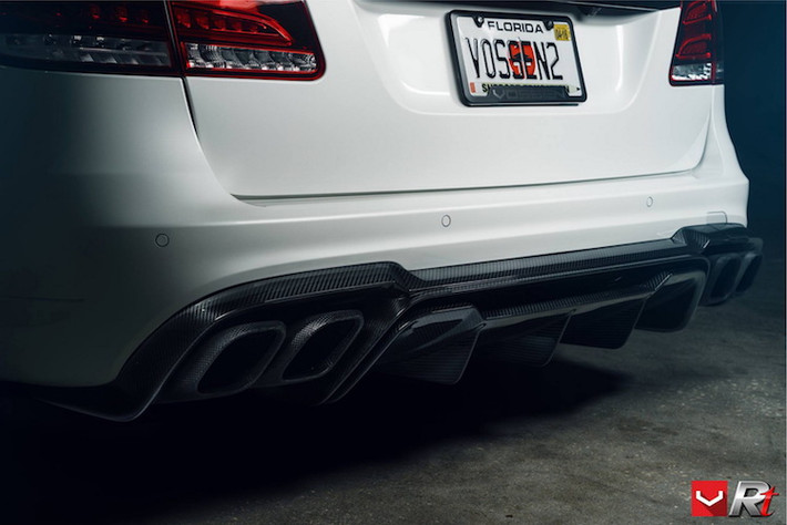 Dưới cản sau của xe cũng được trang bị thêm cánh khuếch tán không khí bằng sợi carbon với vân đầy hấp dẫn.