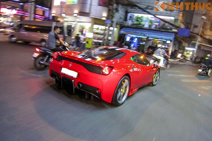 F458 Speciale bị bắt gặp khi lăn bánh trên đường phố Sài Gòn.