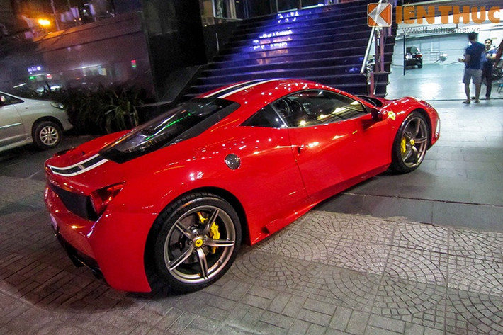 458 Speciale là bản đặc biệt của 458 Italia. Nét riêng của phiên bản này là bánh xe mới được rèn cùng màu xám ti-tan. Nắp ca-pô có nhiều khe hút gió.