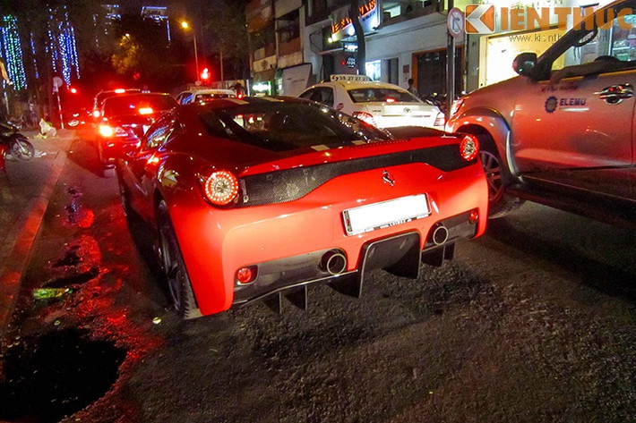 Siêu ngựa này mỗi khi xuất hiện trên đường phố đều thu hút sự chú ý bởi âm thanh hoành tráng của cặp pô mạnh mẽ phía sau.