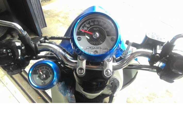 Tay lái của chiếc xe được để trần, tạo kiểu dáng cổ điển. Bảng đồng hồ của xe khá đơn giản với 2 đồng hồ chính là báo tốc và báo xăng.