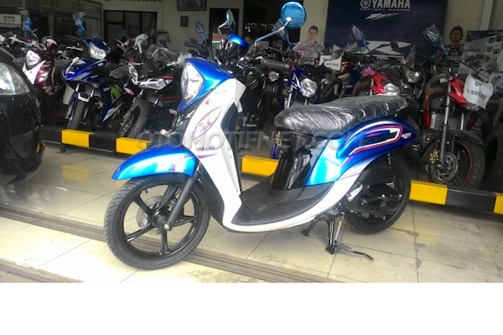 Yamaha Fino Grande là biến thể mới của dòng xe tay ga Fino Blue Core 125. So với bản cũ, mẫu xe này được làm mới một số chi tiết, đặc biệt là khoá thông minh và hệ thống tạm dừng thông minh SSS giúp xe tiết kiệm nhiên liệu hơn khi động cơ có thể tự ngắt khi dừng quá 5 giây.