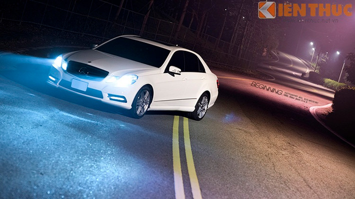 E250 trang bị gói body quanh thân xe của AGM, xe có màu trắng tinh khôi cùng các đường gân nổi bật tôn nét quý phái cho xe.