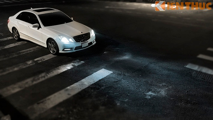 Mercedes E250 AMG sử dụng bộ la - zăng 6 chấu kép thể thao của AMG, chiều dài xe 4.879mm, rộng 1.854mm, cao 1.850mm.