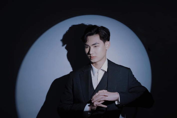 Với Hữu Khanh, đức tính quan trọng nhất của Mr World là lòng nhân ái, sẵn sàng hành động vì cộng đồng, thực hiện các dự án từ thiện, cống hiến cho xã hội.