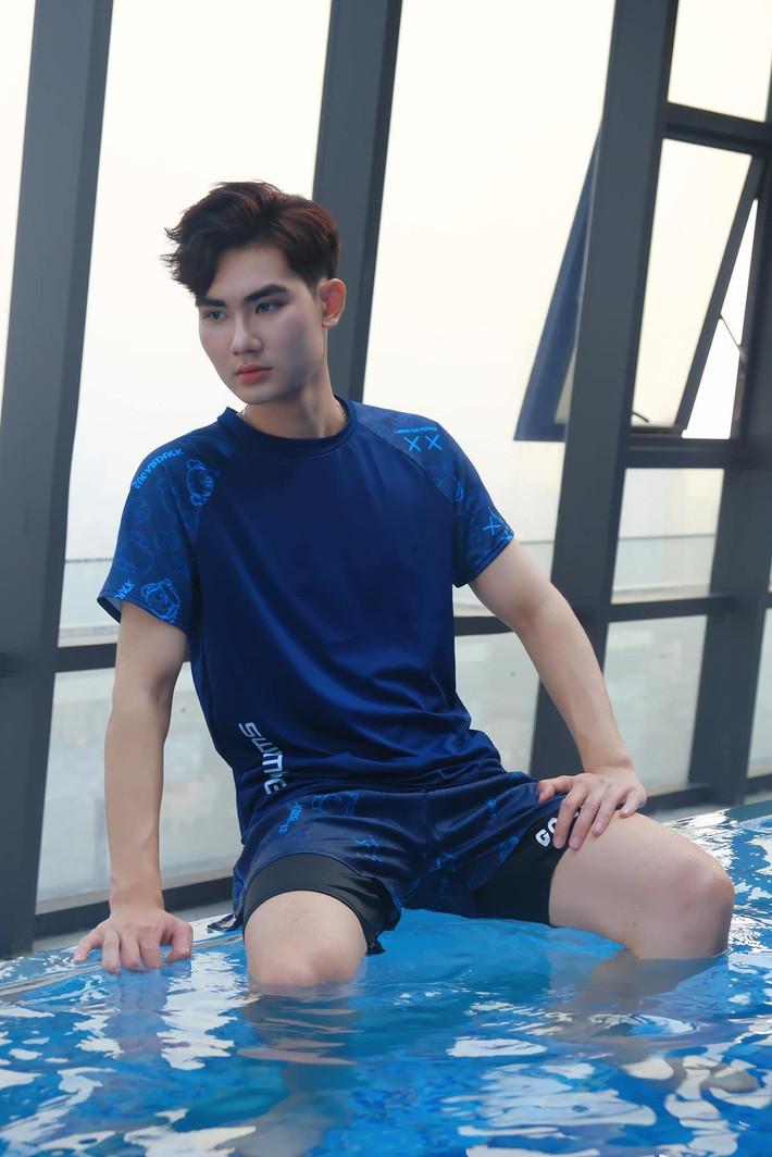 Hữu Khanh không phản đối người chuyển giới, đồng tính tham gia cuộc thi sắc đẹp. Anh cho rằng hiện nay, mọi người đều có cơ hội lan tỏa điều tích cực cho cộng đồng bất kể giới tính.
