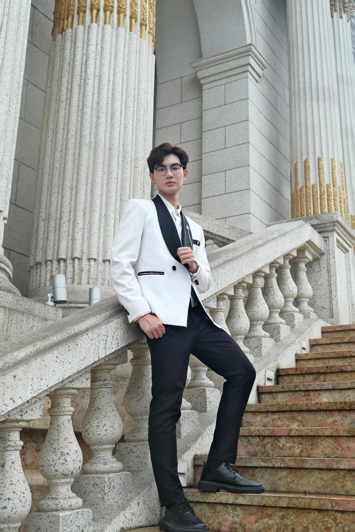 Chia sẻ về tình yêu chênh lệch tuổi tác, Hữu Khanh cho rằng điều quan trọng nhất là hạnh phúc riêng và sự thấu hiểu. Tiêu chí của anh là sự hòa hợp, tôn trọng của đôi bên.