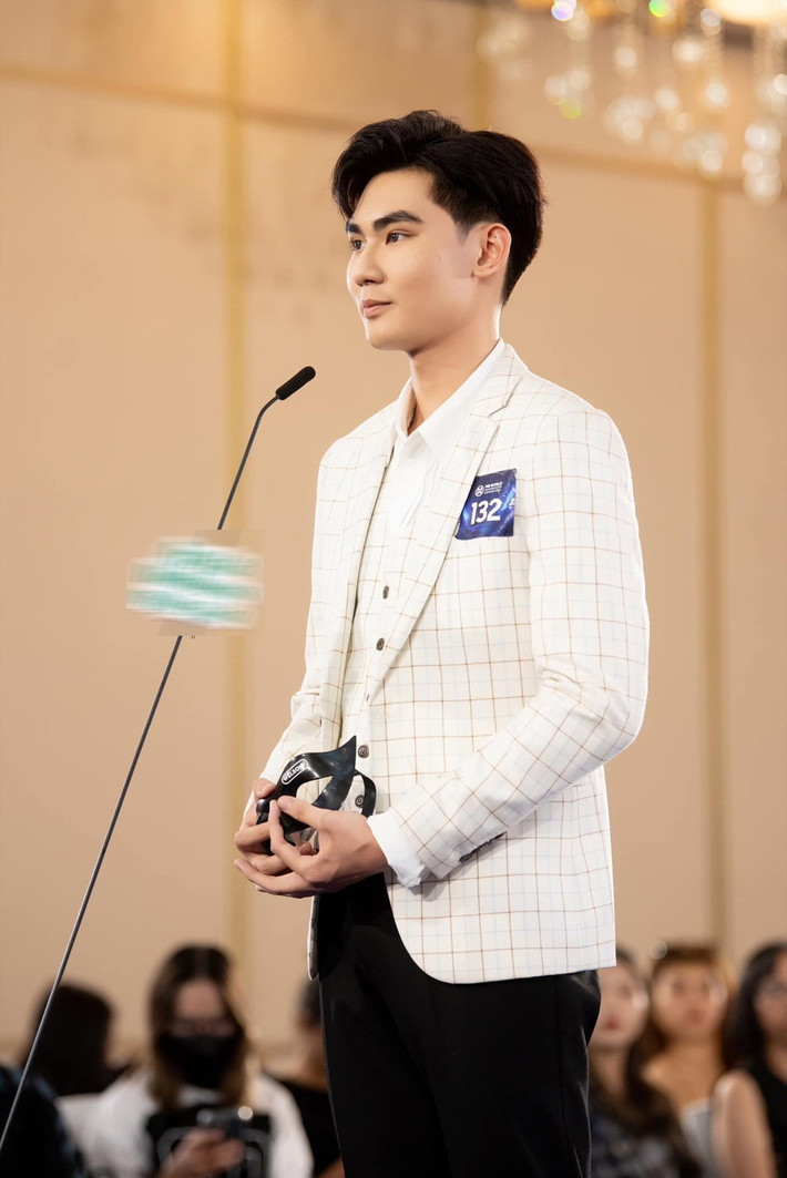 Giới thiệu bản thân ở vòng sơ khảo, Hữu Khanh ví mình như chim hải âu vì gia đình đã sống ở nhiều vùng miền. Anh sinh ra ở Phú Thọ, vào Tây Nguyên lúc 3 tuổi, gia đình chuyển ra Hòa Bình lập nghiệp khi Hữu Khanh học lớp 4.