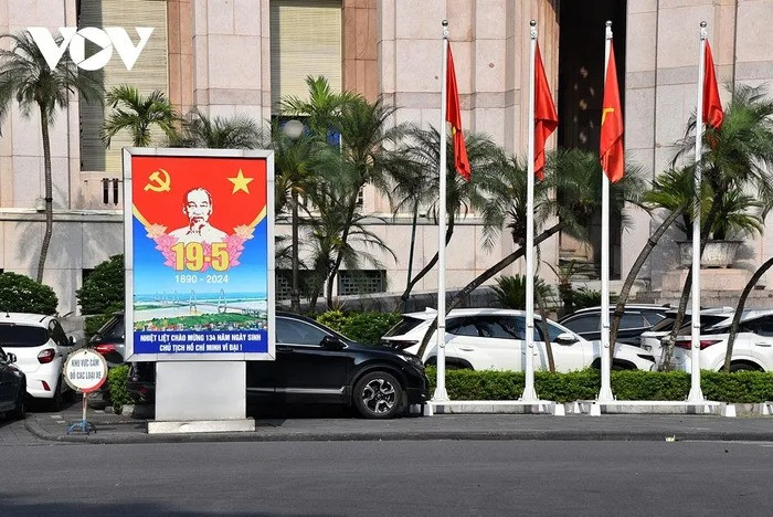 Hình Bác Hồ trước cổng Ngân hàng Nhà nước Việt Nam