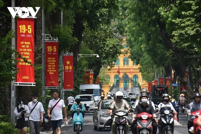 Trên đường phố Thủ đô rực rỡ băng rôn, cờ đỏ tung bay phấp phới