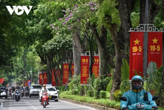 Băng rôn được in nội dung: "Nhiệt liệt chào mừng 134 năm Ngày sinh Chủ tịch Hồ Chí Minh vĩ đại", "Đẩy mạnh học tập và làm theo tư tưởng, đạo đức, phong cách Hồ Chí Minh", "Chủ tịch Hồ Chí Minh vĩ đại sống mãi trong sự nghiệp của chúng ta"