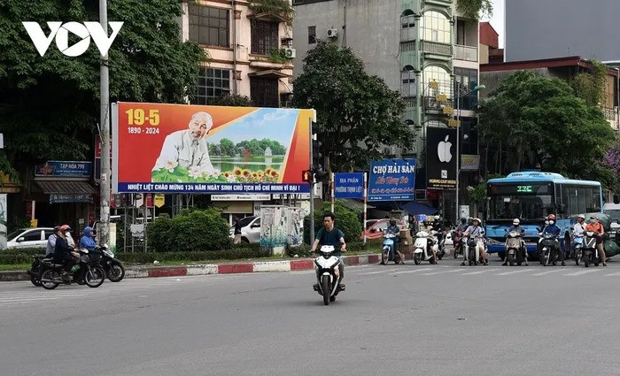 Tấm pa nô khổ lớn "Nhiệt liệt chào mừng 134 năm ngày sinh Chủ tịch Hồ Chí Minh vĩ đại"