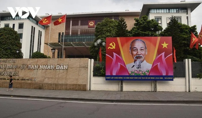 Hình ảnh Bác Hồ, cờ Đảng, cờ Tổ quốc rực rỡ tại Trụ sở quận Đống Đa.